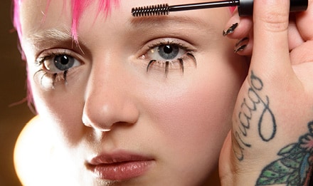 Click on Video demonstrate about Twiggy-Inspired Lashes and Lips